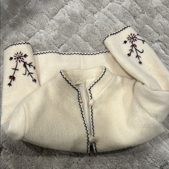 VINTAGE Embroidered Wool Cream Jacket with Floral Design - Picture 7 of 7